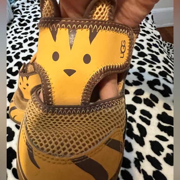 Ugg - Picture 2 of 3